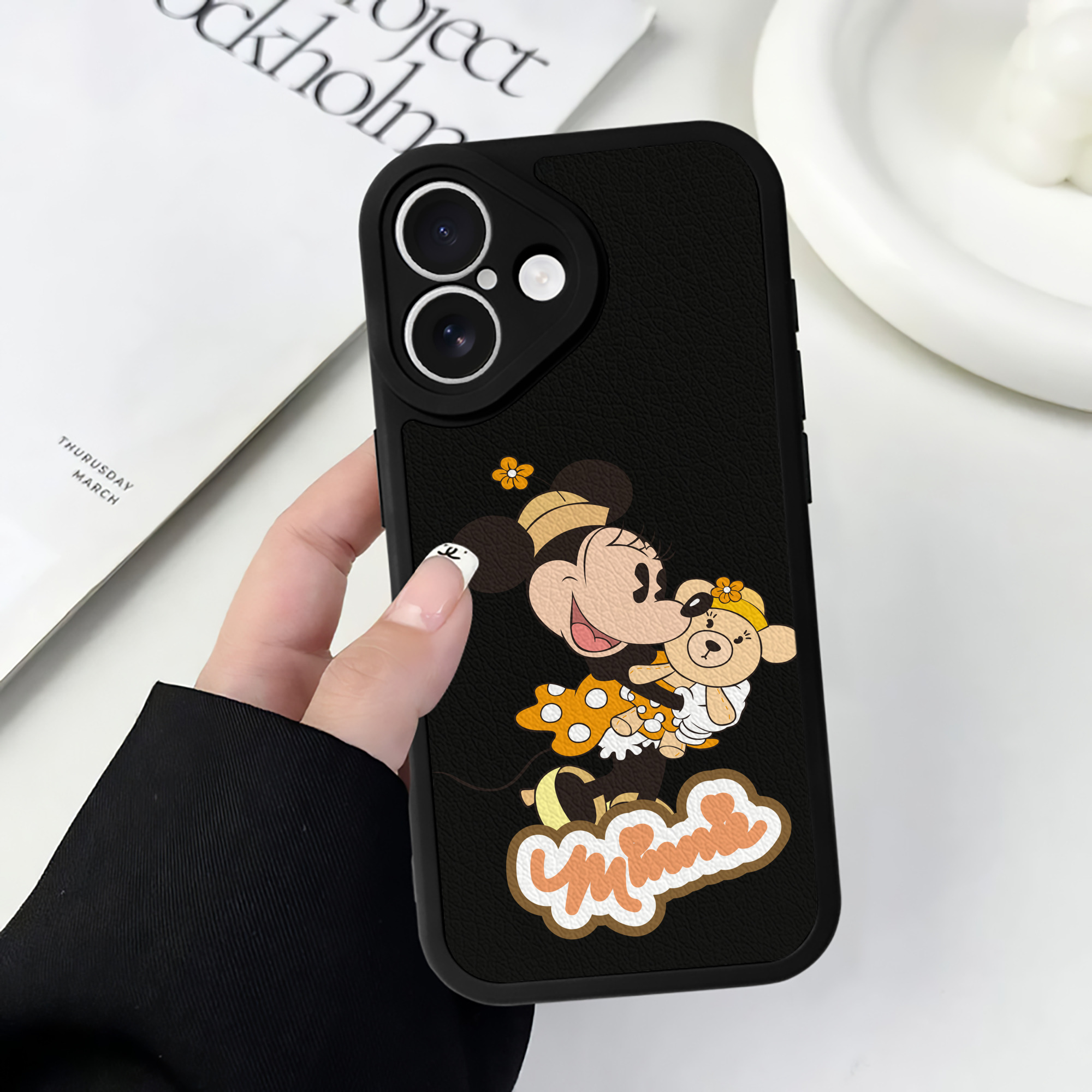 （画像用） ミッキーマウス Mickey Mouse 【iPhone 16シリーズ対応】シリコンスマホケース（レザー調） 材質：シリコン